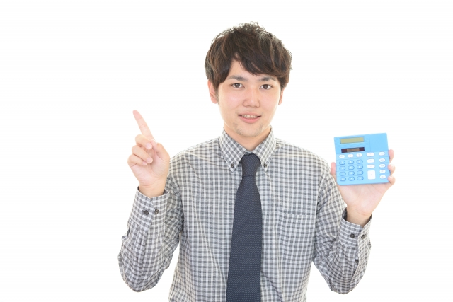 電卓を持つ男性